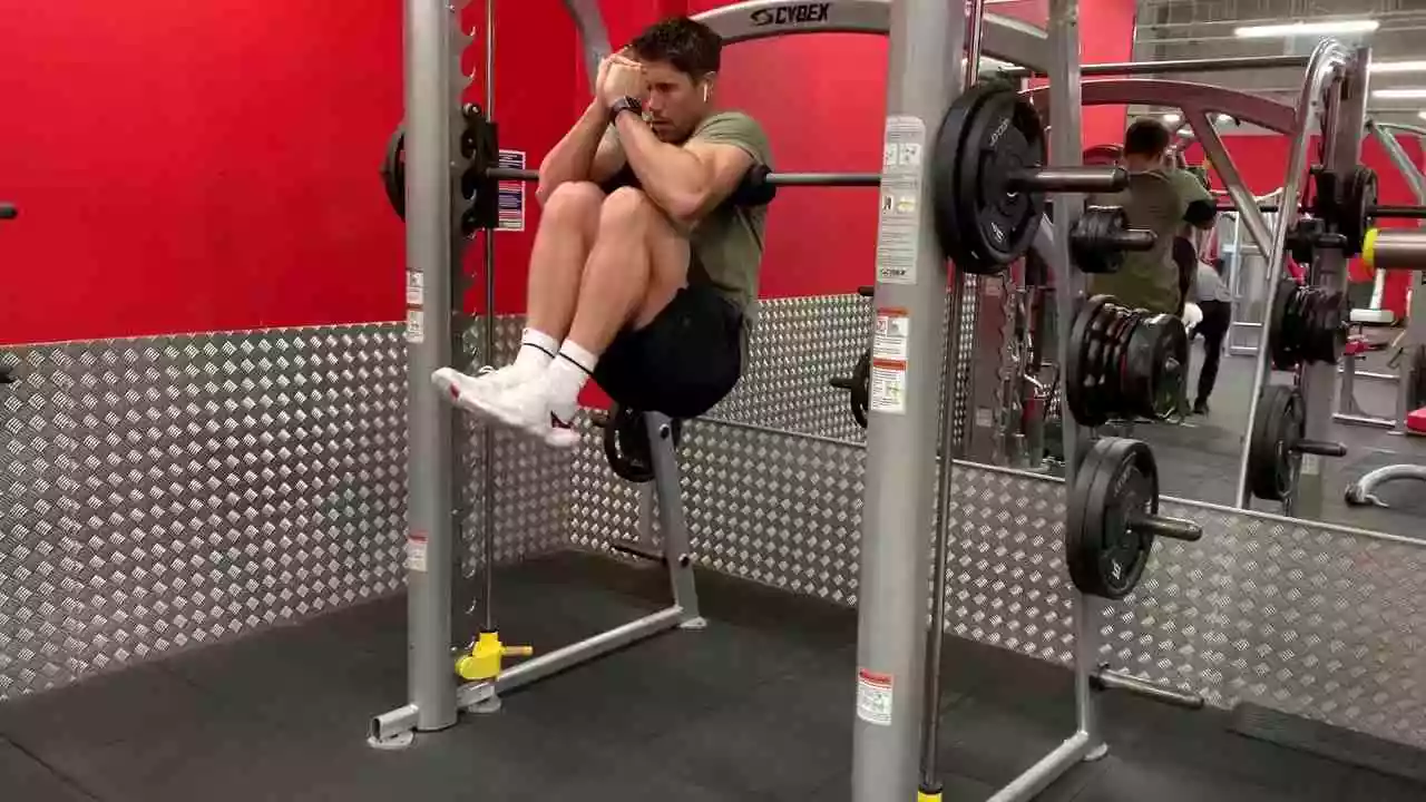 Knee raise with a barbell